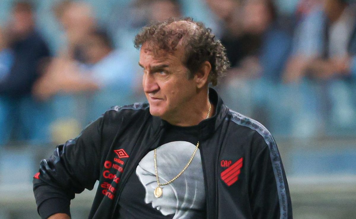 cuca lamenta derrota do athletico e revela principal erro: “entramos no jogo do grêmio”