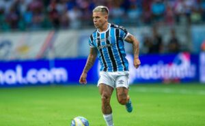 após renato gaúcho tirar reservas do grêmio do banco antes do fim do jogo, perfil do bahia zoa: "calma, calabreso"