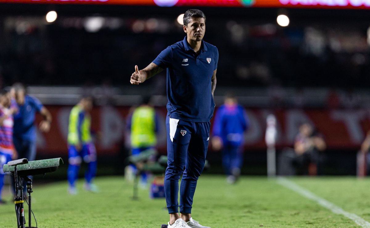 torcida pede demissão de carpini após derrota do são paulo: "impossível seguir"