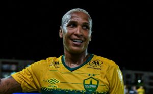 alvo do santos, deyverson é avisado pelo presidente que não joga mais pelo cuiabá: "situação ridícula"