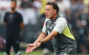 peñarol vence no fim de semana e deixa atlético mg atento contra surpresas