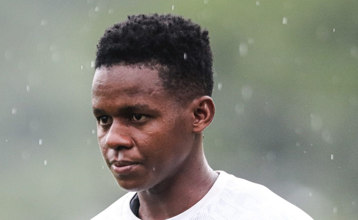 cazares irá permanecer no santos para a sequência do ano na série b; carille conta com ele