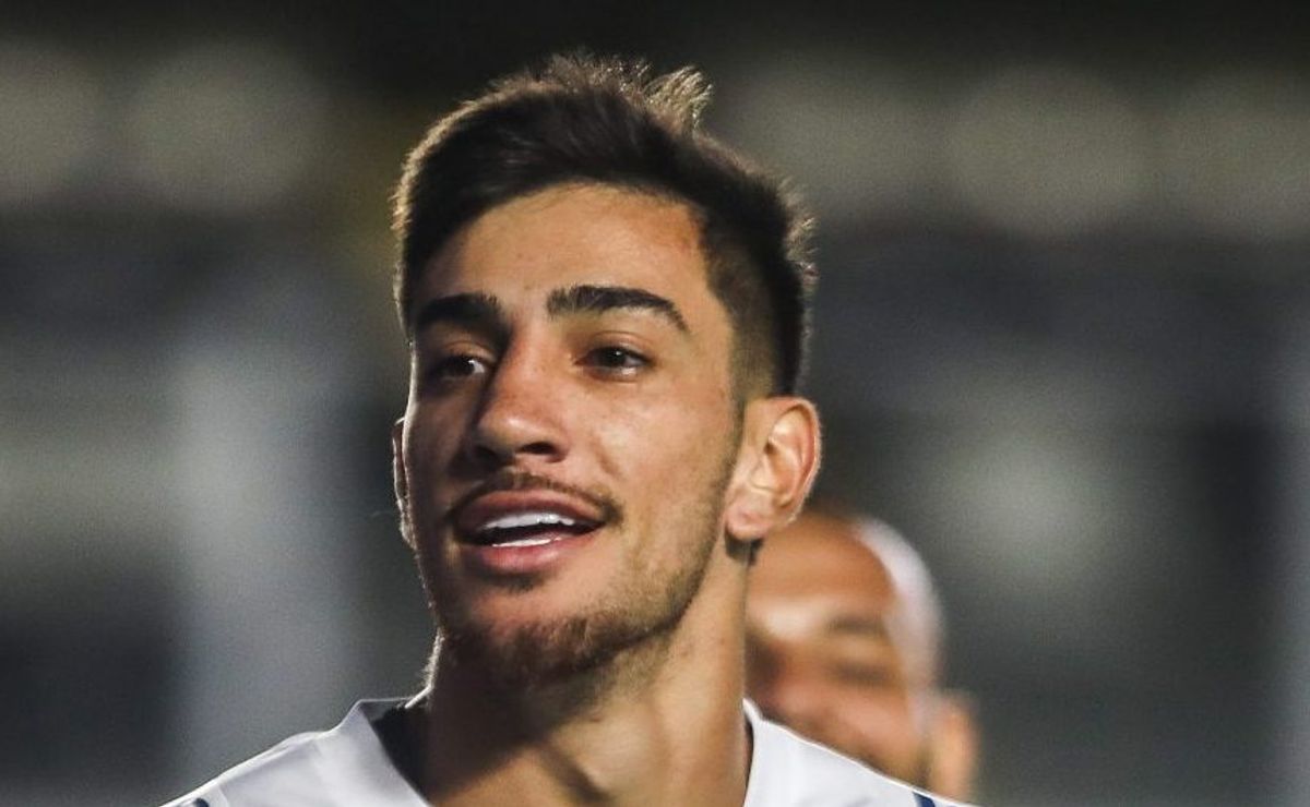 pedrinho marca gol pelo santos e torcedores cravam: "tem que ser titular"