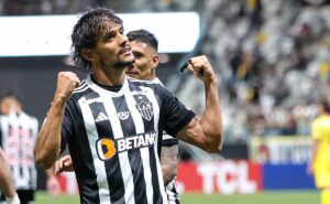 em noite de gustavo scarpa, atlético mg vence peñarol em duelo equilibrado