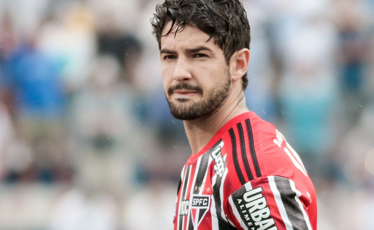 pato faz revelação sobre decisão para o futuro da carreira: "já escutei algumas propostas"