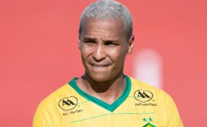 r$ 800 mil/mês: santos recusou salário pedido por deyverson: "riu na cara do empresário”