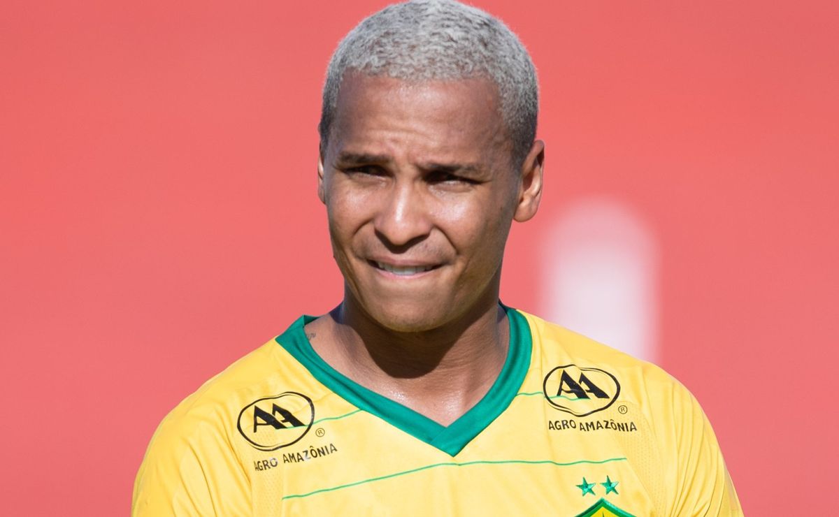 r$ 800 mil/mês: santos recusou salário pedido por deyverson: "riu na cara do empresário”