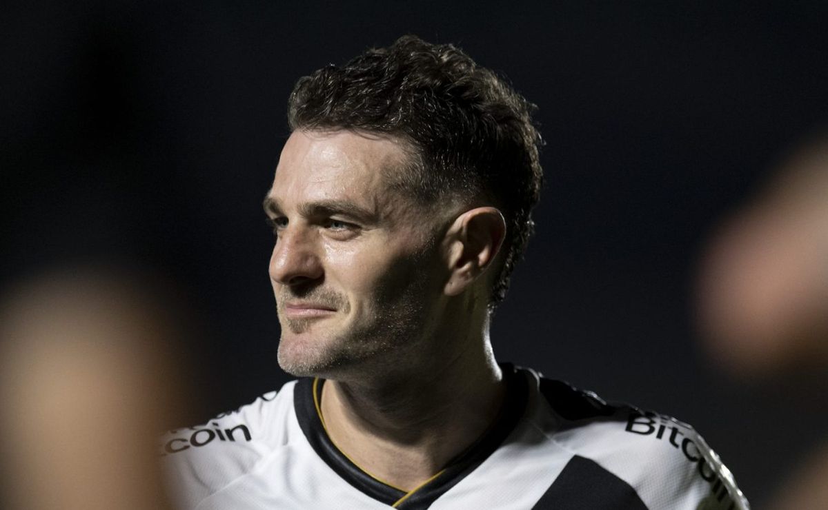 na estreia no brasileirão, pablo vegetti reencontra vítima do seu primeiro gol pelo vasco