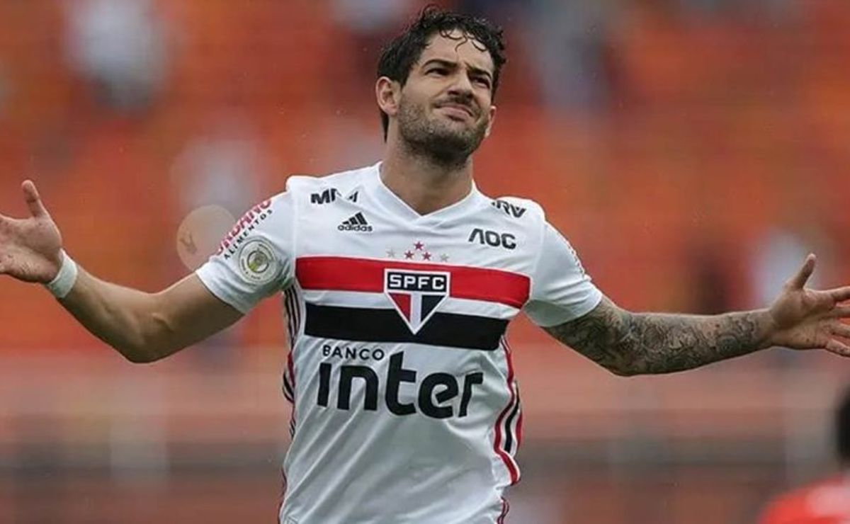 santos estuda a contratação de alexandre pato e carille é consultado