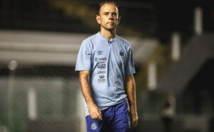 futebol feminino: kleiton lima pede demissão do santos após protestos