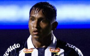torcida do santos critica morelos e pede furch no time titular