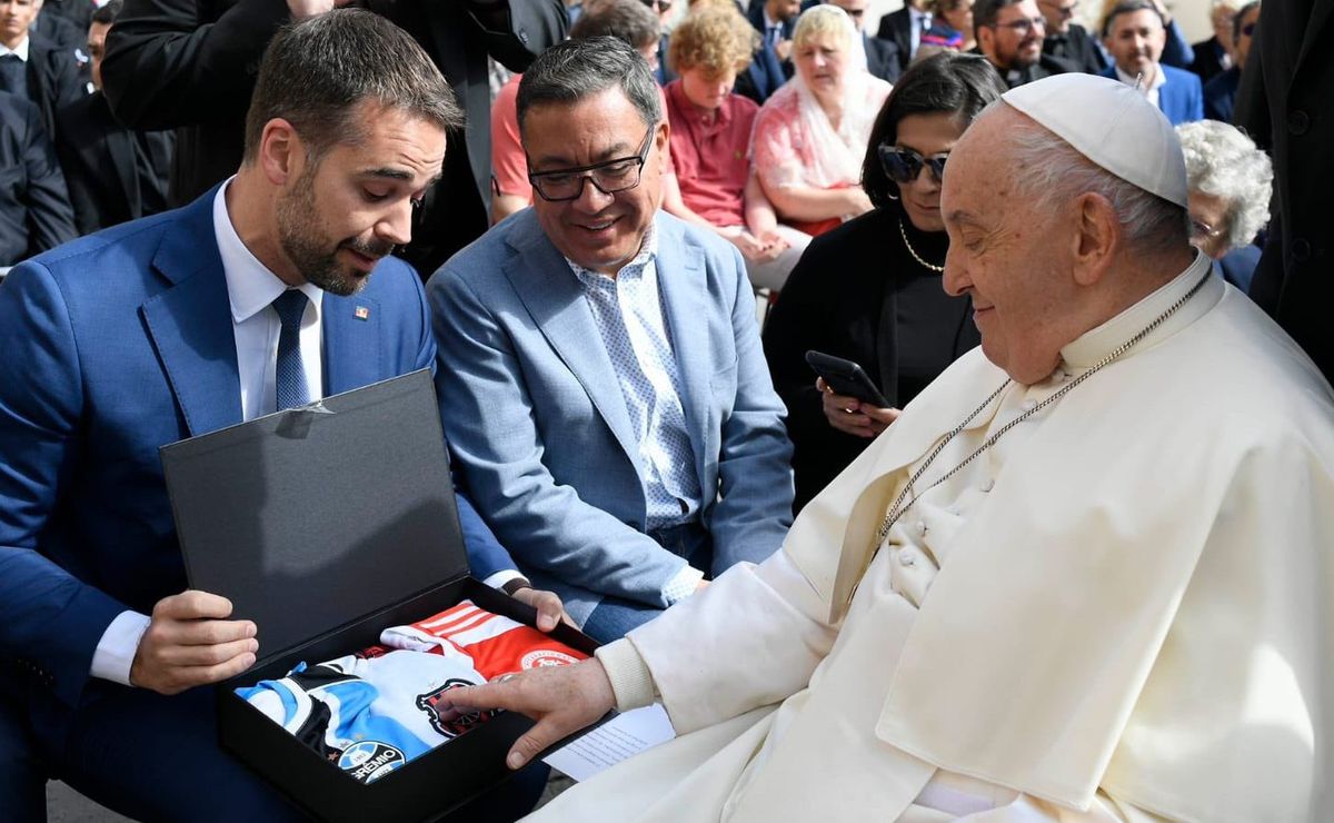 grêmio ou inter? papa francisco escolhe seu time no rs