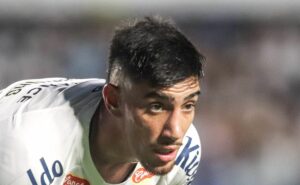 personagem marcante na vitória do santos, pedrinho intitula primeiro tempo como 'apático'