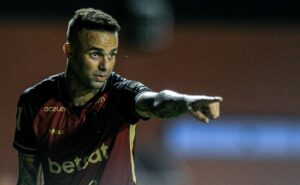 caio ribeiro critica rescisão de luan com o vitória: "jogando a carreira no lixo"