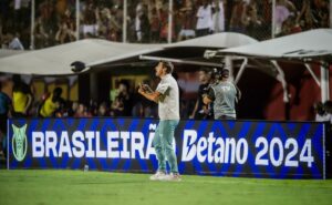 abel ferreira valoriza esforço do palmeiras, mas critica gramado do barradão