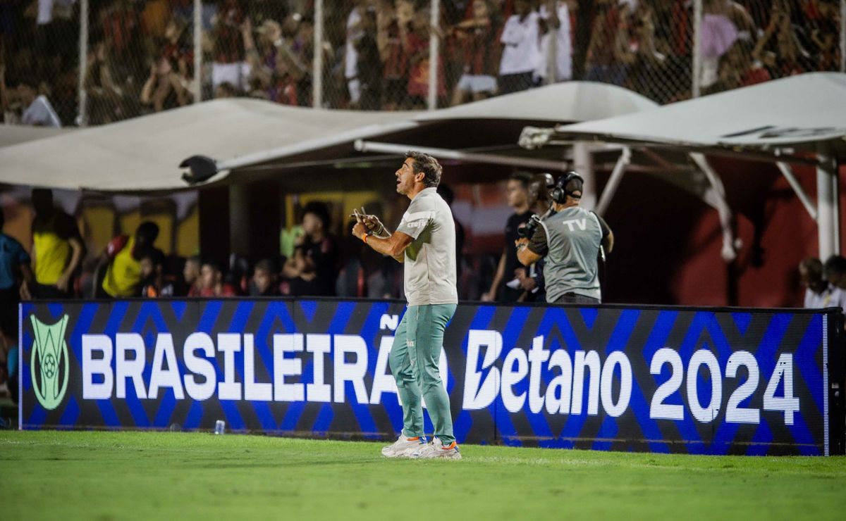 abel ferreira valoriza esforço do palmeiras, mas critica gramado do barradão