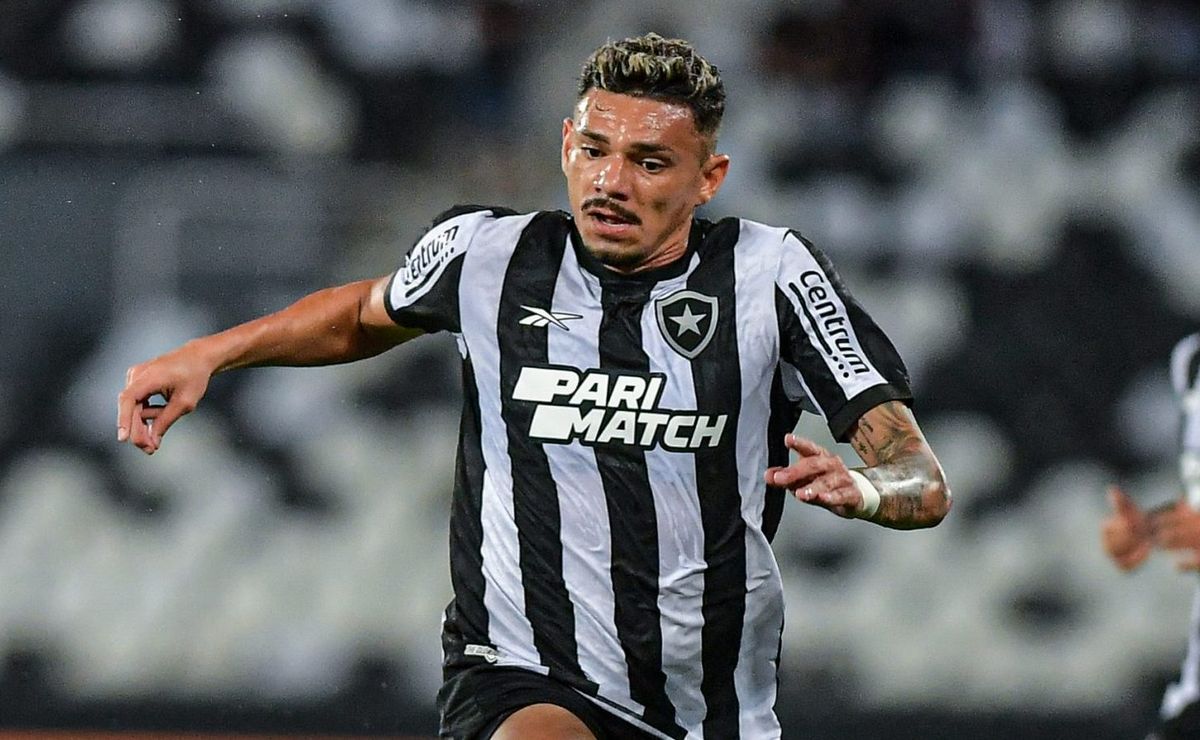 tiquinho soares volta a marcar em goleada do botafogo e torcedor vai à loucura com atuação