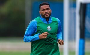 reinaldo volta a treinar no grêmio e retorno deve acontecer no final de maio
