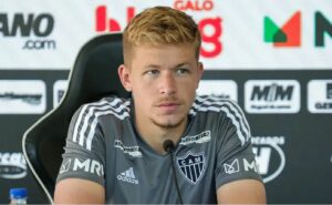 departamento médico do atlético mg libera bruno fuchs para trabalhos de prepração física