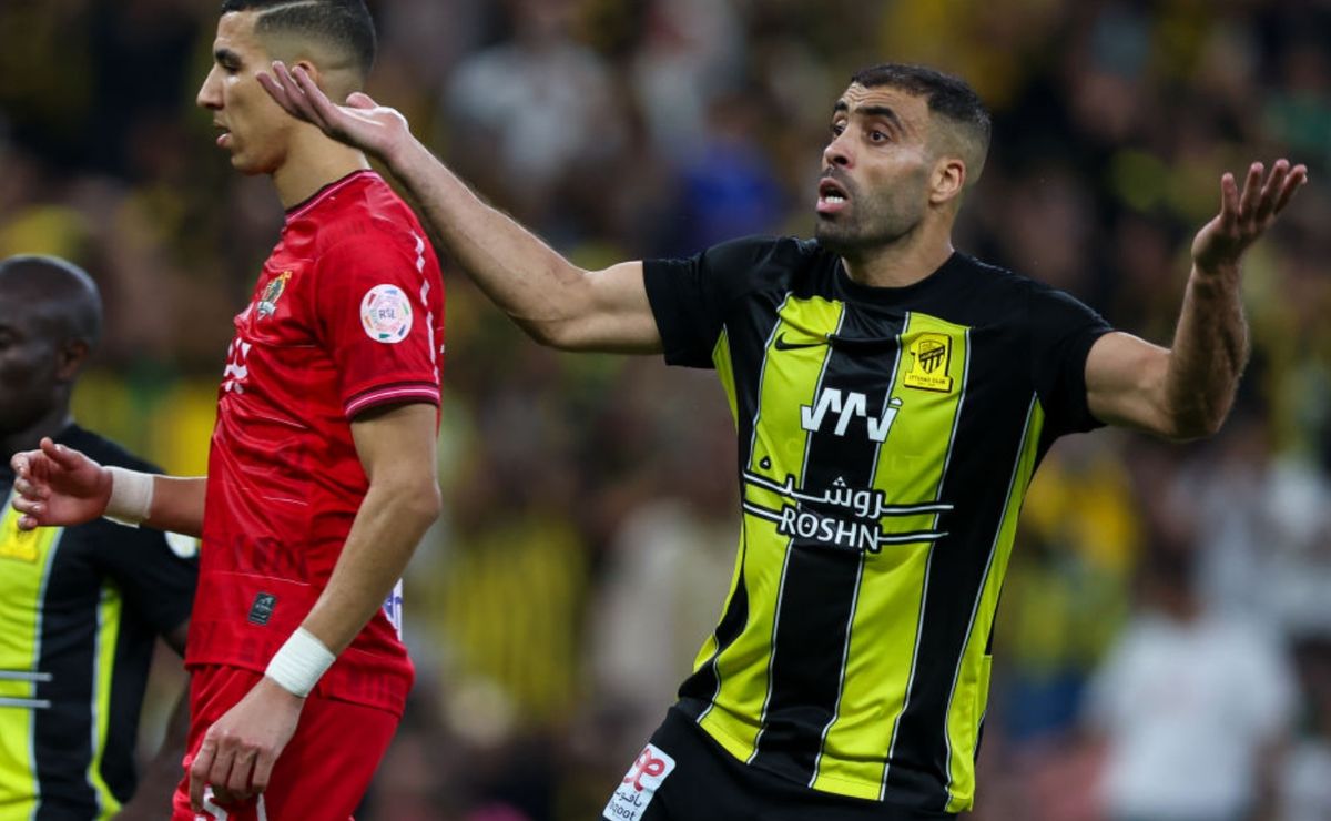 jogador do al ittihad, hamdallah é chicoteado por torcedor após partida