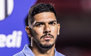 marcelo teixeira descarta contratação de goleiro no santos e elogia joão paulo: "líder"