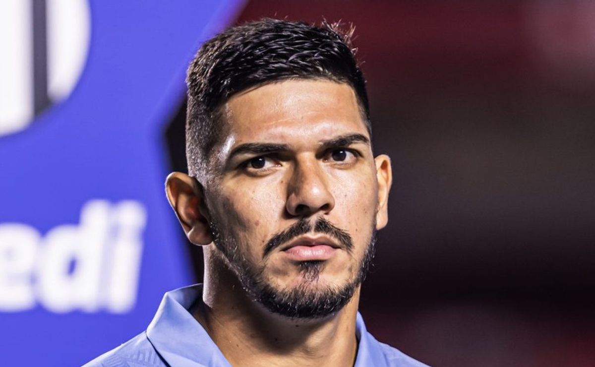 marcelo teixeira descarta contratação de goleiro no santos e elogia joão paulo: "líder"