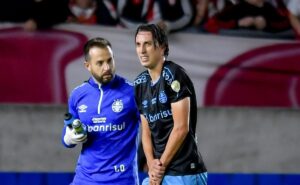 sem geromel, grêmio visita o bahia com a missão de engatar quarta partida sem sofrer gols