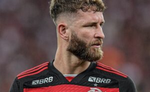 léo pereira comete pênalti bizarro e torcida do flamengo reclama: “que coisa absurda”