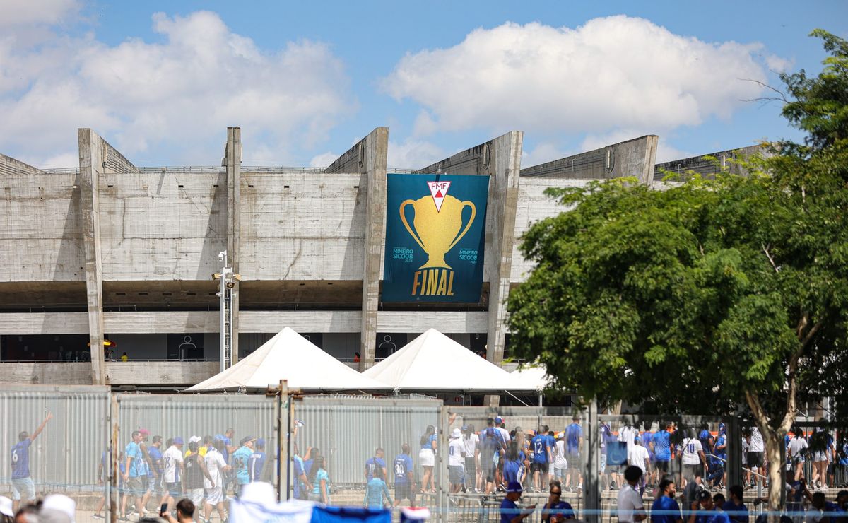 torcedores tentam invadir mineirão durante intervalo de cruzeiro x atlético