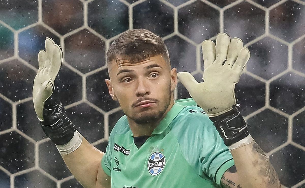 gabriel grando desembarca em belo horizonte e torcida do cruzeiro critica contratação: “qualidade padrão ronaldo”