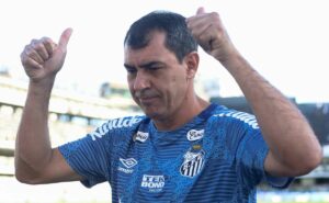 carille decide ajudar o santos a fechar com dois reforços para a série b e shaylon é um dos nomes