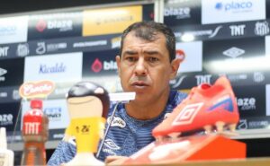 fábio carille se empolga após vitória do santos e afirma: "candidato fortíssimo"