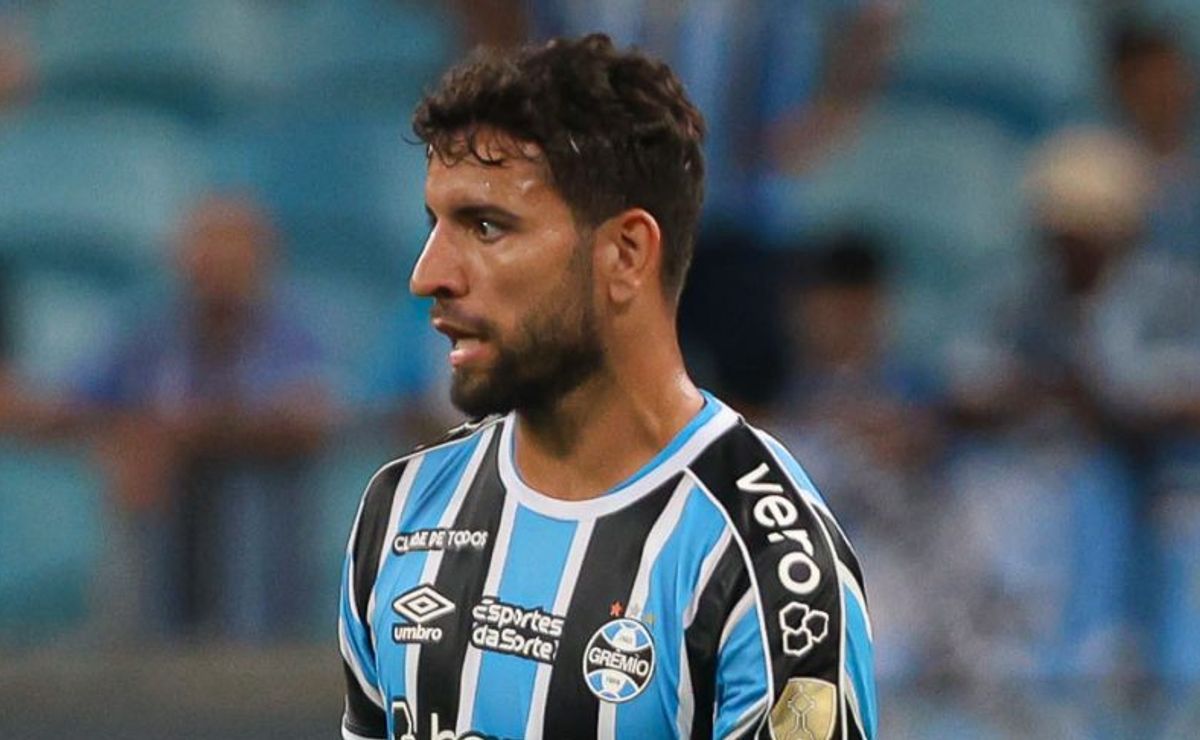 renato decide montar grêmio na 4 4 2; gustavo nunes é barrado e pepê ganha vaga