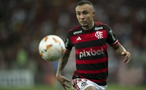 flamengo confirma lesão do atacante everton cebolinha, jogador não atuará contra o palmeiras