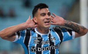 cristaldo brilha em vitória do grêmio e torcida comemora o momento: "melhor camisa 10 do brasil"