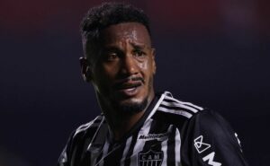 edenílson vira desfalque na libertadores e tempo de afastamento preocupa o atlético