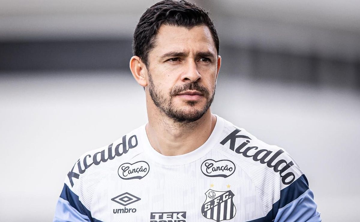 entre serginho e giuliano, carille adianta e define meia titular do santos contra o guarani