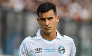 gringo pode assinar com internacional e não jogar mais no grêmio de cristaldo