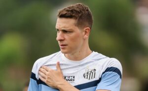 julio furch ganha chance única com carille no santos para ser titular na final; entenda