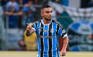 sem reinaldo, fábio pode ser improvisado na lateral esquerda contra o estudiantes na libertadores