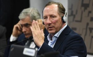 após guerra com palmeiras, john textor deve ser suspenso pelo stjd e pode ser afastado por um ano