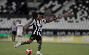tchê tchê celebra vitória do botafogo contra atlético go sem sofrer gols