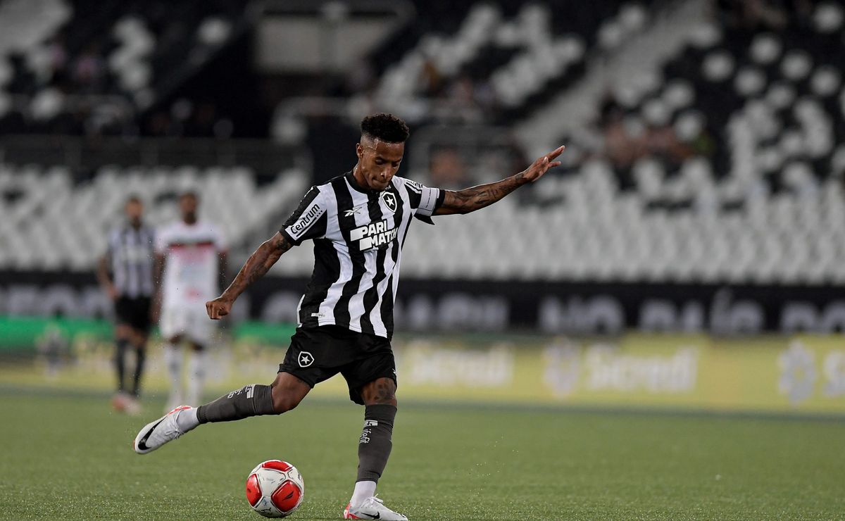 tchê tchê celebra vitória do botafogo contra atlético go sem sofrer gols
