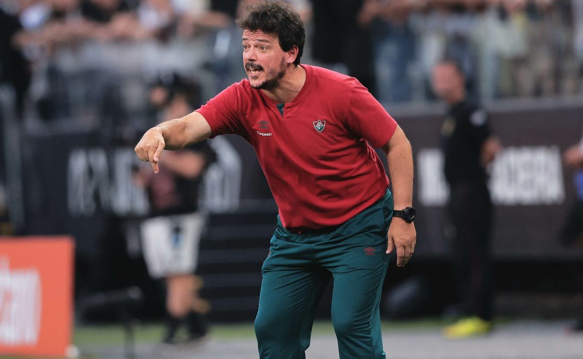 torcida do fluminense repara em bate boca entre diniz e douglas costa e comenta na web