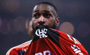 médico do flamengo se surpreende com esforço de gerson para voltar a jogar: "pessoa diferente"