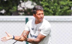 queda no aproveitamento faz torcida do são paulo pedir a demissão de carpini: “entregador de coletes”
