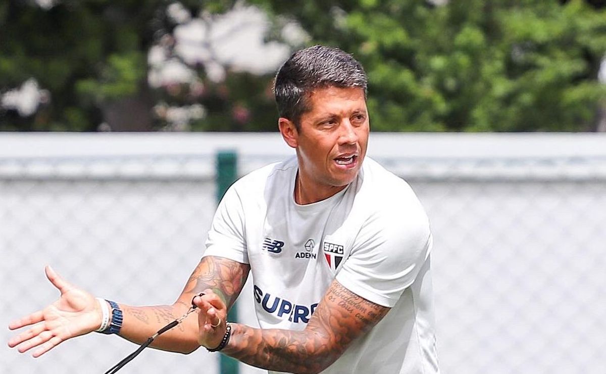 queda no aproveitamento faz torcida do são paulo pedir a demissão de carpini: “entregador de coletes”