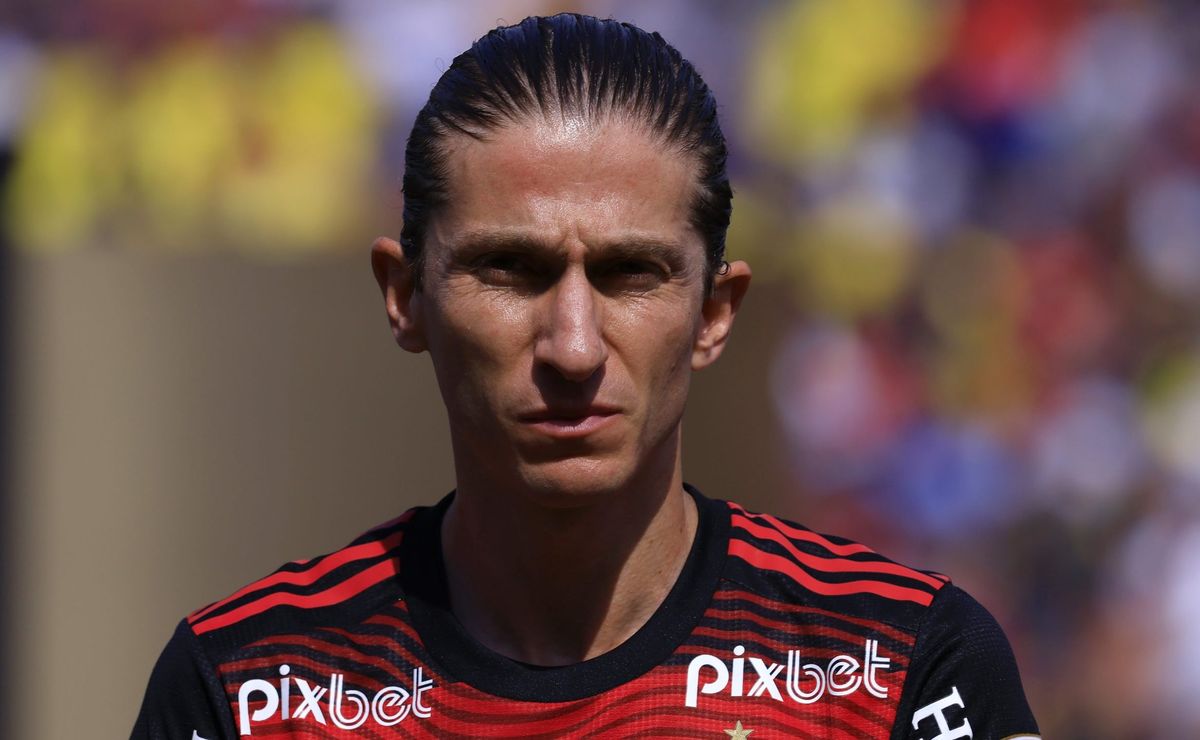 filipe luís recebe convite para sair do flamengo e ser auxiliar técnico no cruzeiro; ídolo recusa oferta