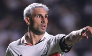 t1: calleri se impressiona com zubeldía após vitória do são paulo e revela opinião do elenco