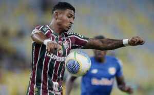 mãe de john kennedy se manifesta após afastamento do filho no fluminense